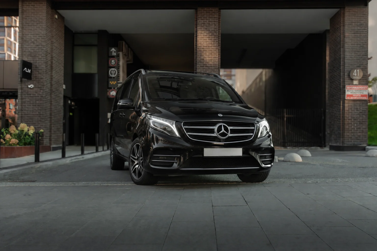 Аренда черный mercedes v-class с водителем в Екатеринбурге 