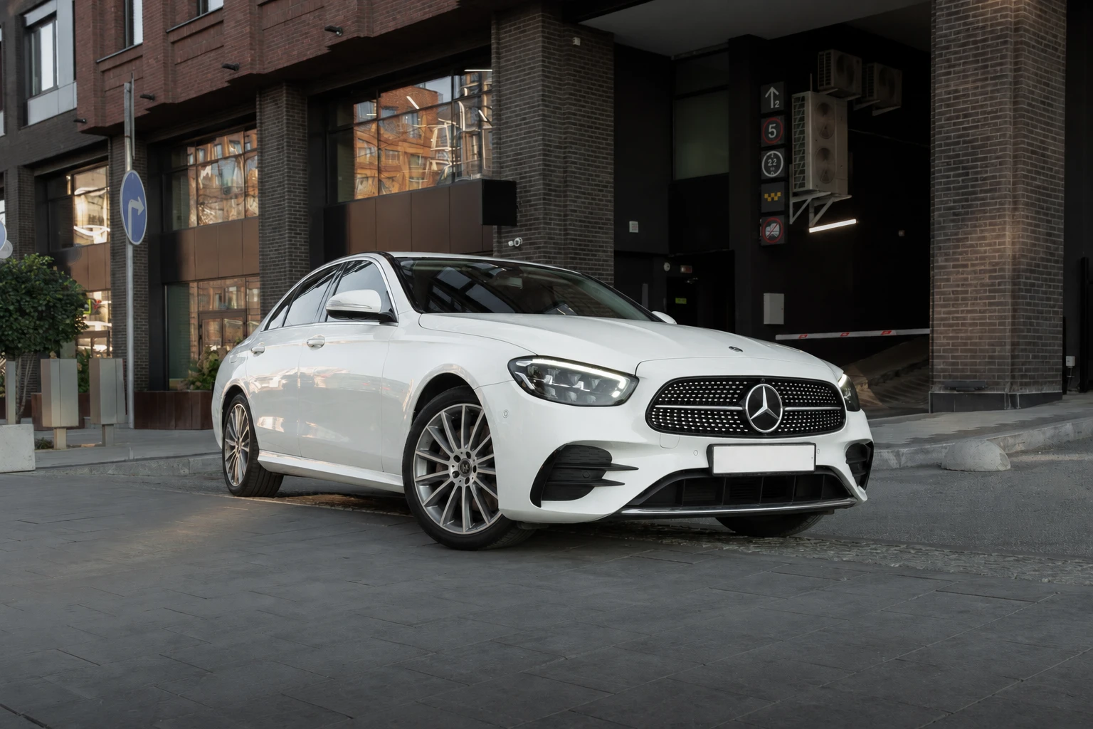 Аренда mercedes e-class белого цвета с водителем на свадьбу